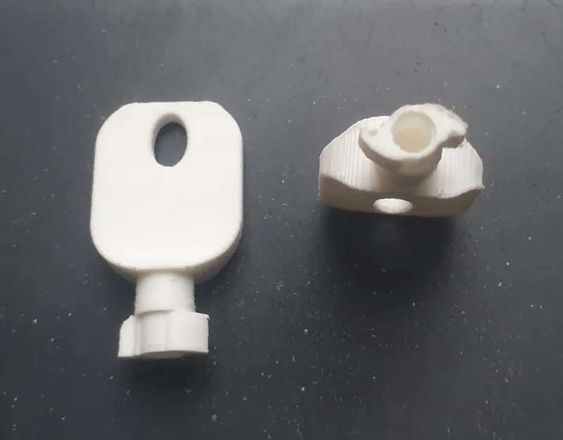 Universal towel and soap dispenser key - K2C606